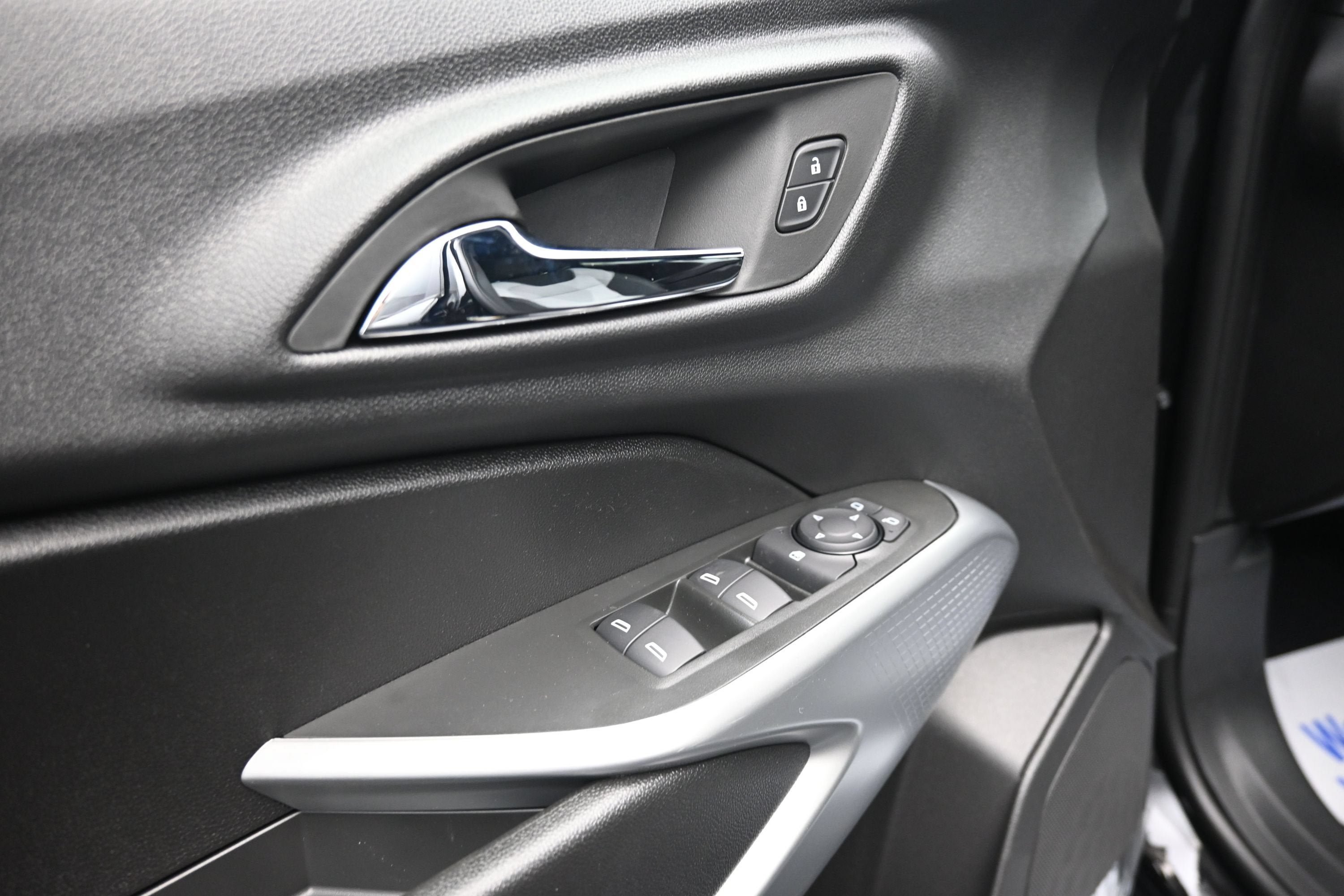Used 2026 Chevrolet Trax RS w/ Sunroof Package FWD image 22