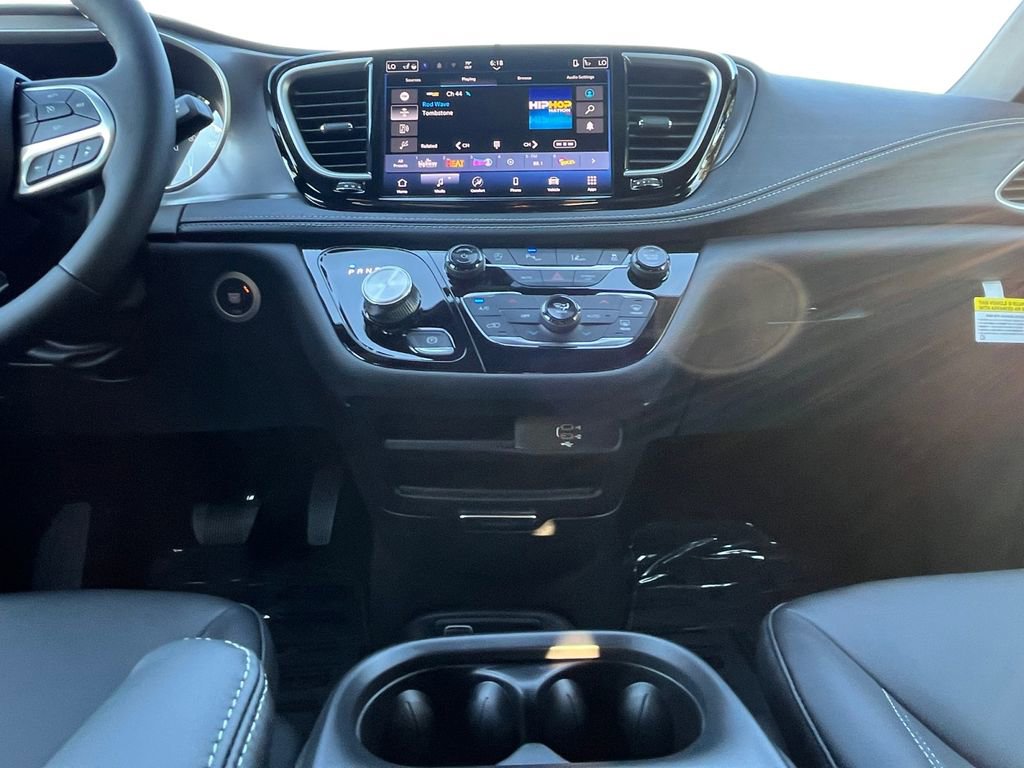 New 2026 Chrysler Pacifica Select image 3