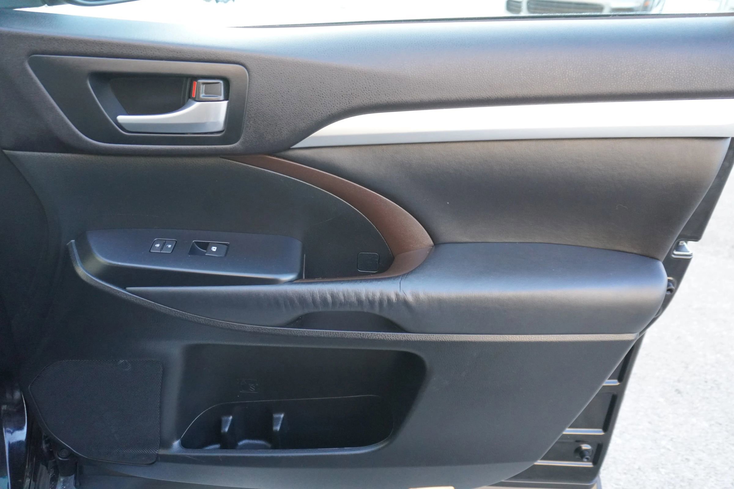 Used 2015 Toyota Highlander XLE image 29