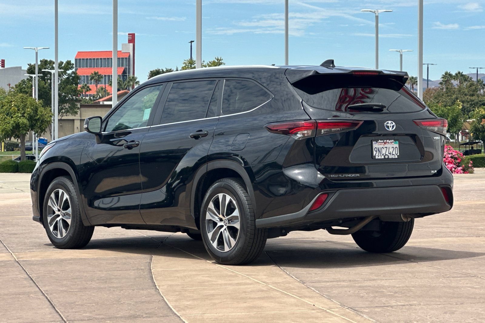 Certified 2024 Toyota Highlander XLE FWD image 7