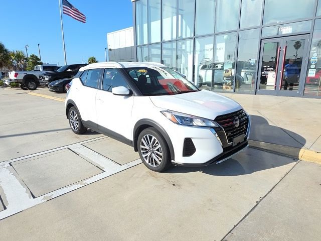 Used 2023 Nissan Kicks SV image 2