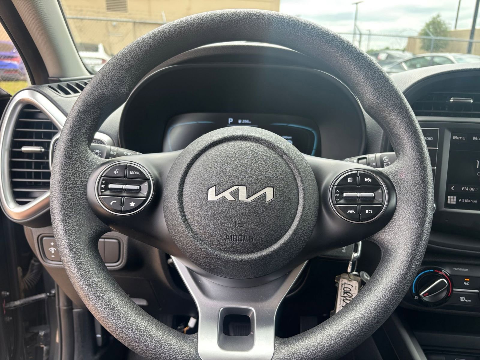 Used 2025 Kia Soul LX w/ LX Technology Package FWD image 25