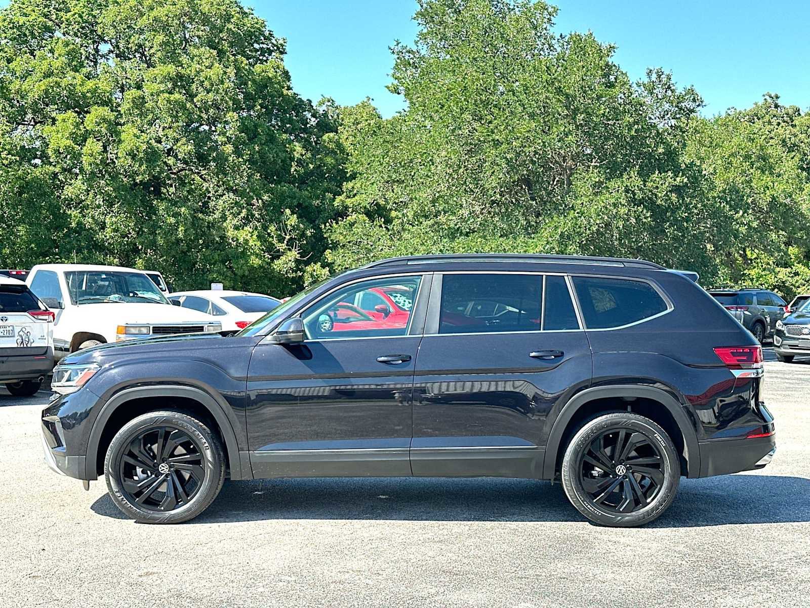 Used 2022 Volkswagen Atlas SE w/ Black Wheel Package FWD image 12