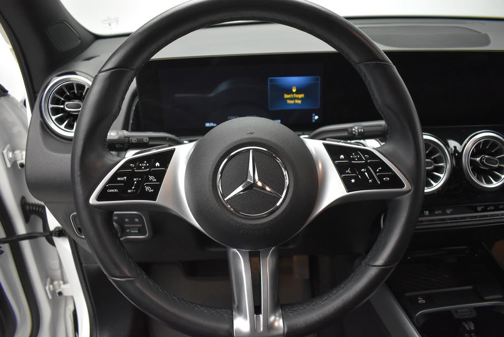 Used 2025 Mercedes-Benz GLB 250 4MATIC image 17