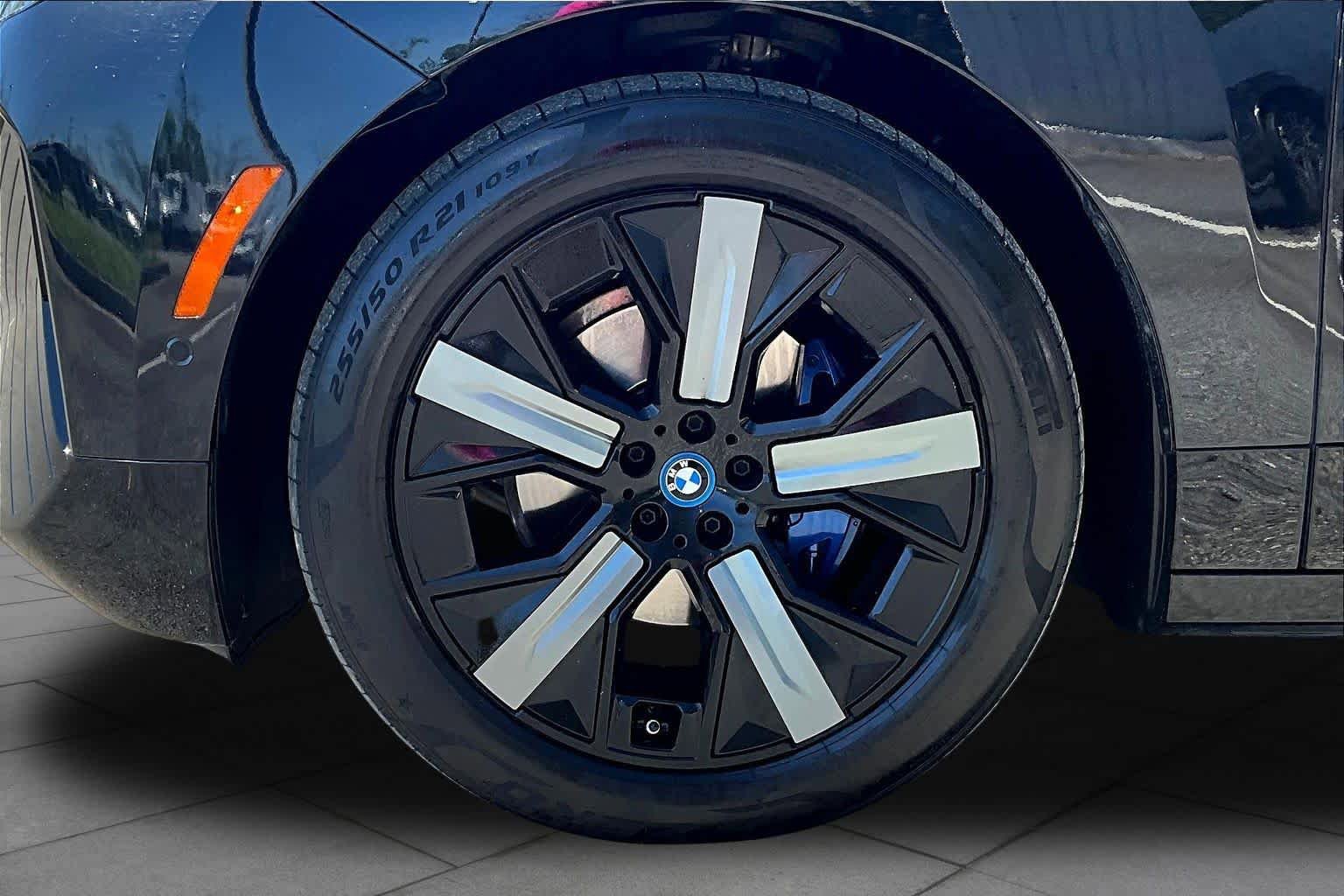 Used 2023 BMW iX xDrive50 w/ Premium Package AWD/4WD image 10