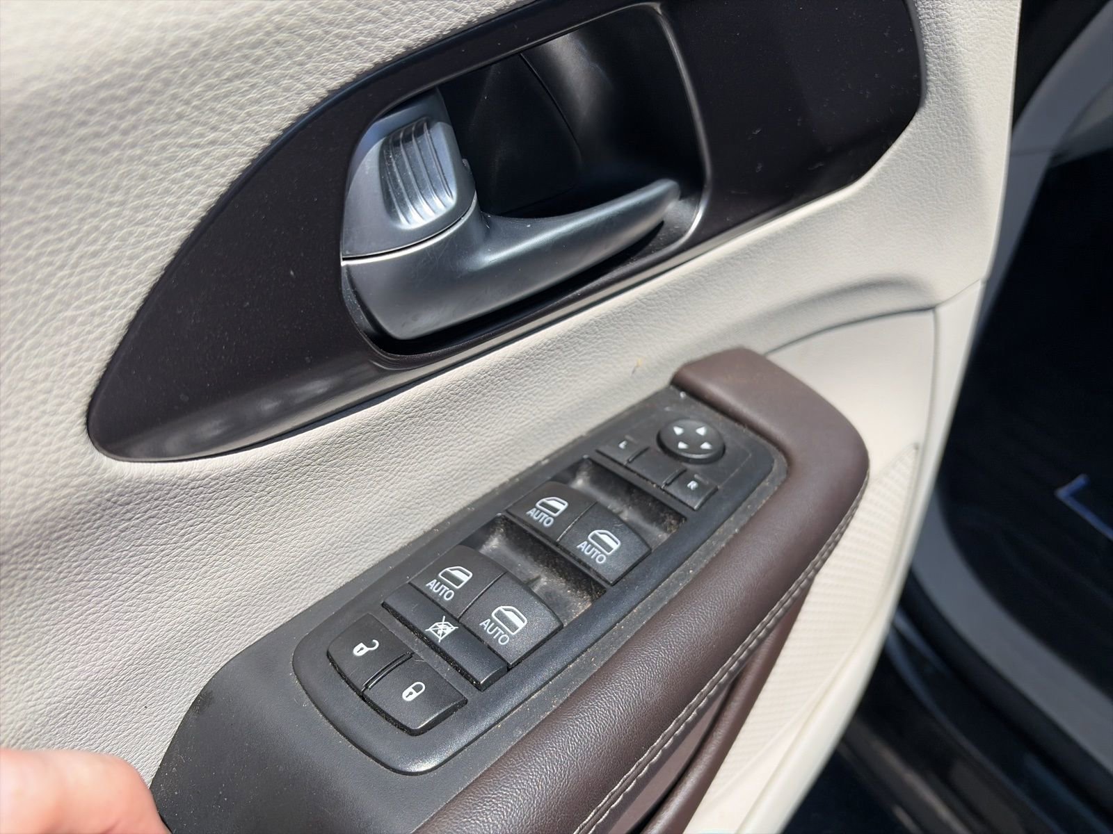 Used 2017 Chrysler Pacifica Touring-L Plus w/ Tire & Wheel Group FWD image 15