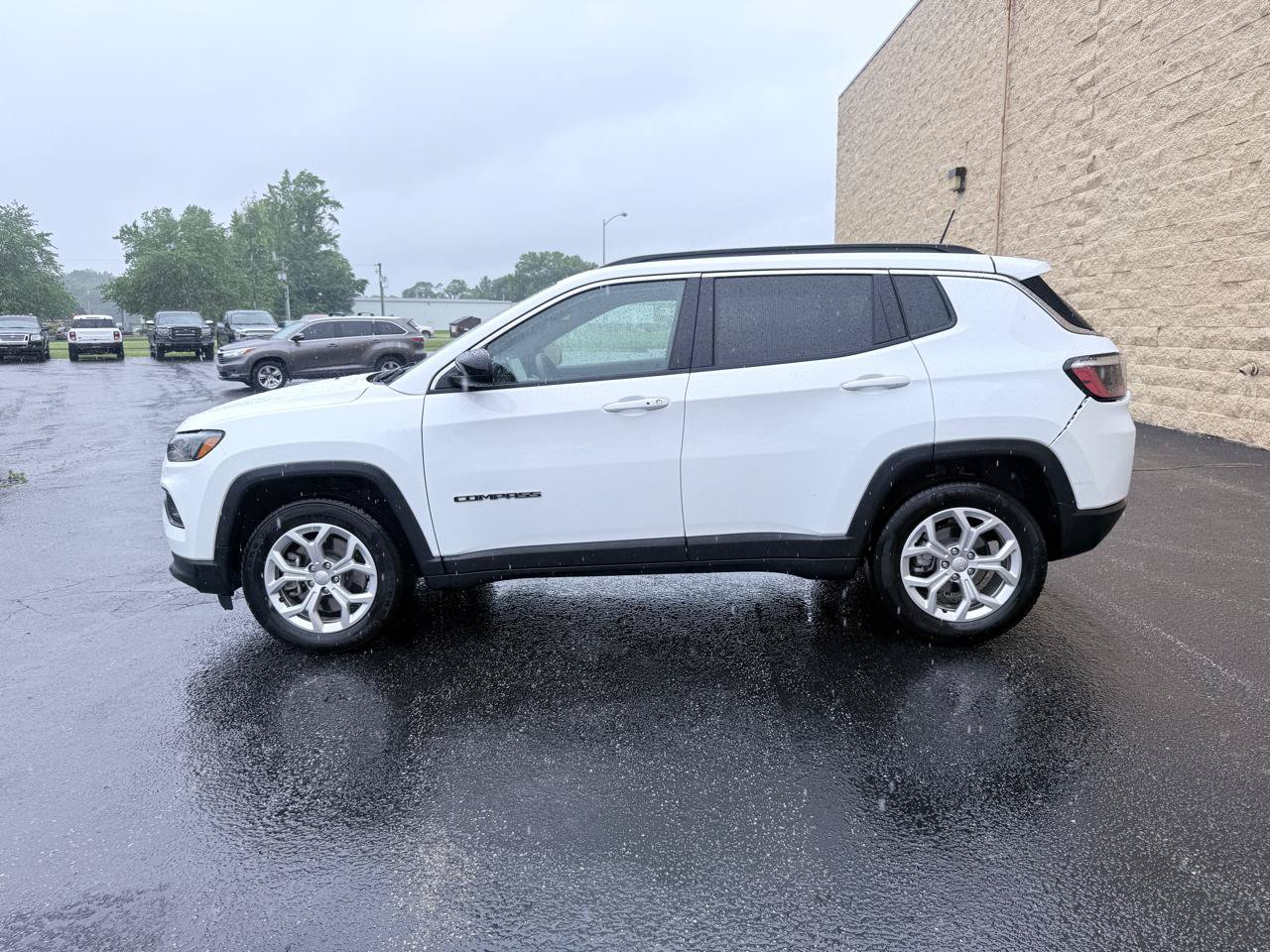 Used 2024 Jeep Compass Latitude AWD/4WD image 2