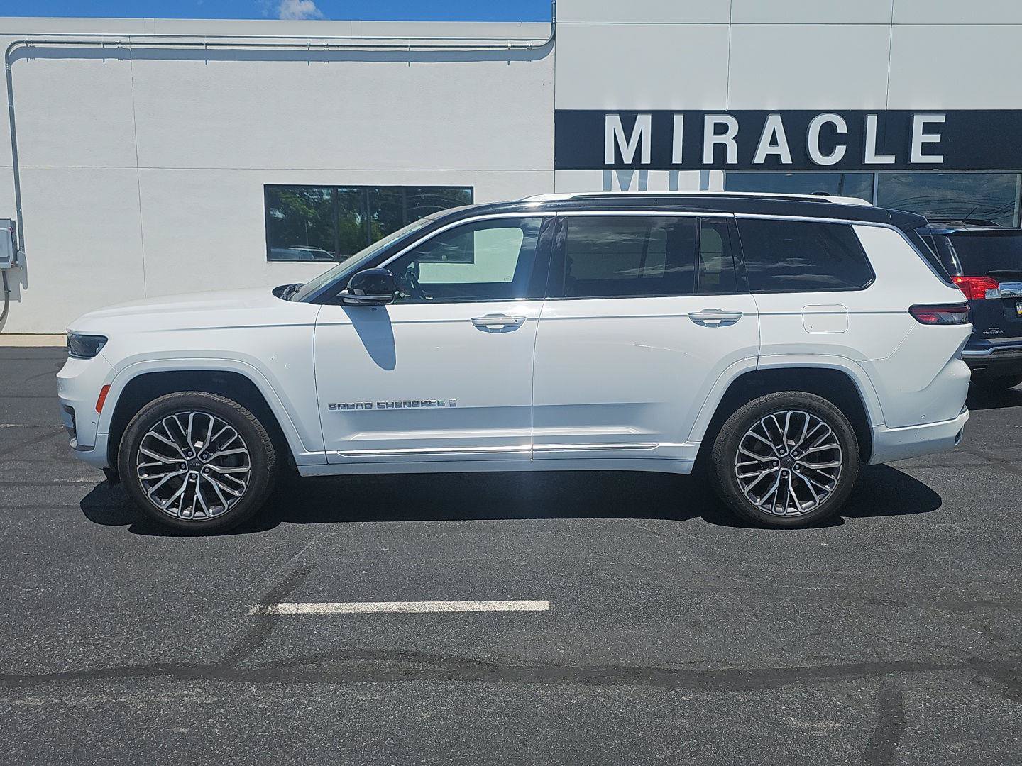 Used 2022 Jeep Grand Cherokee L Summit AWD/4WD image 9