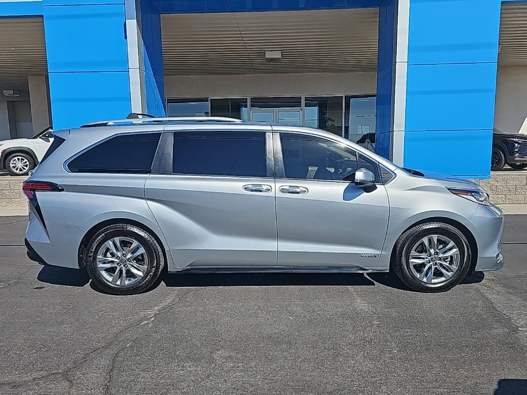 Used 2021 Toyota Sienna Limited image 2