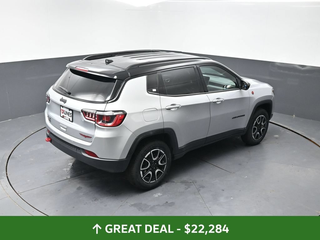 Used 2025 Jeep Compass Trailhawk AWD/4WD image 44