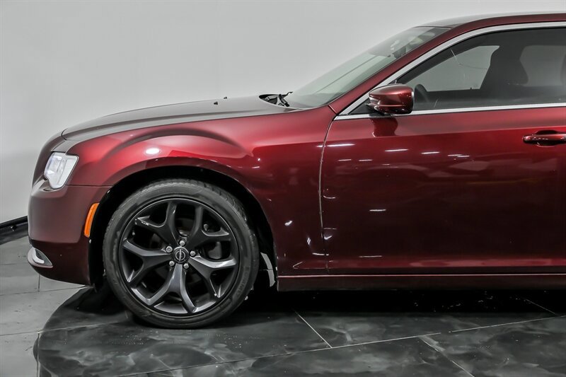 Used 2019 Chrysler 300 Touring RWD image 6