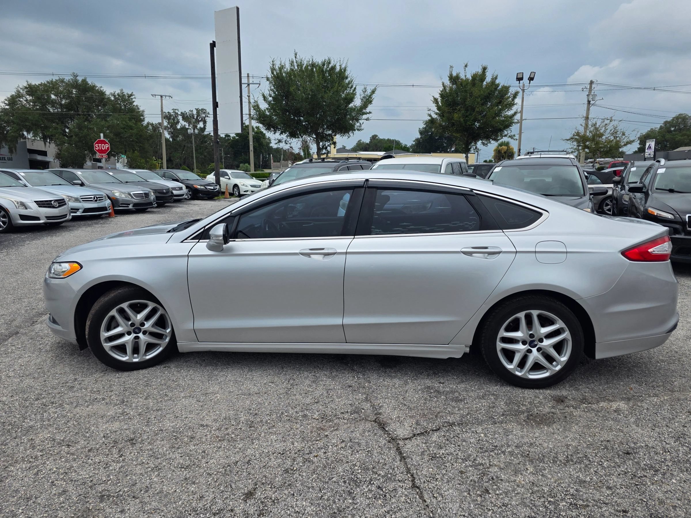 Used 2013 Ford Fusion SE FWD image 4