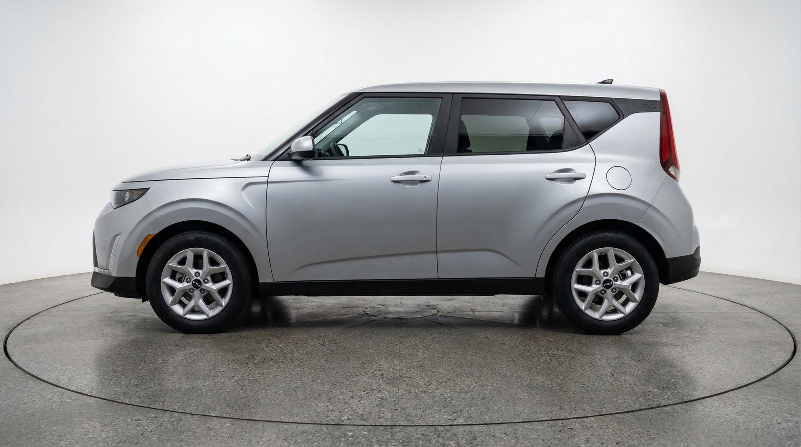 Used 2025 Kia Soul LX w/ LX Technology Package FWD image 5