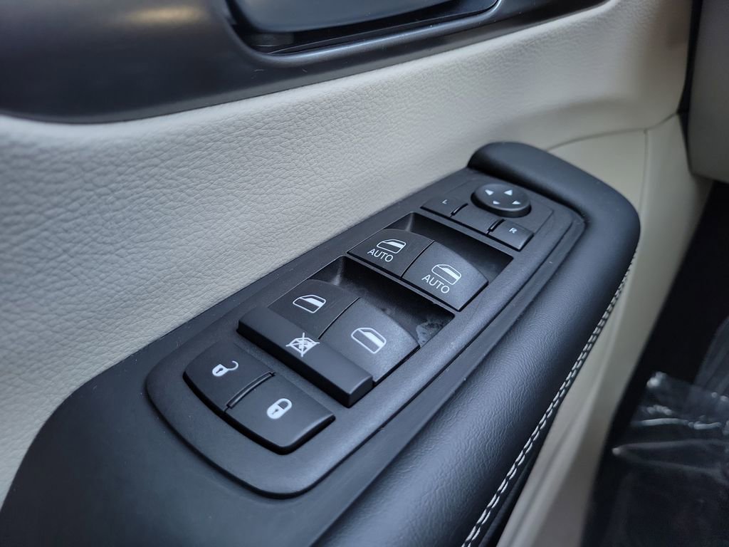 Certified 2024 Chrysler Pacifica Touring-L image 25