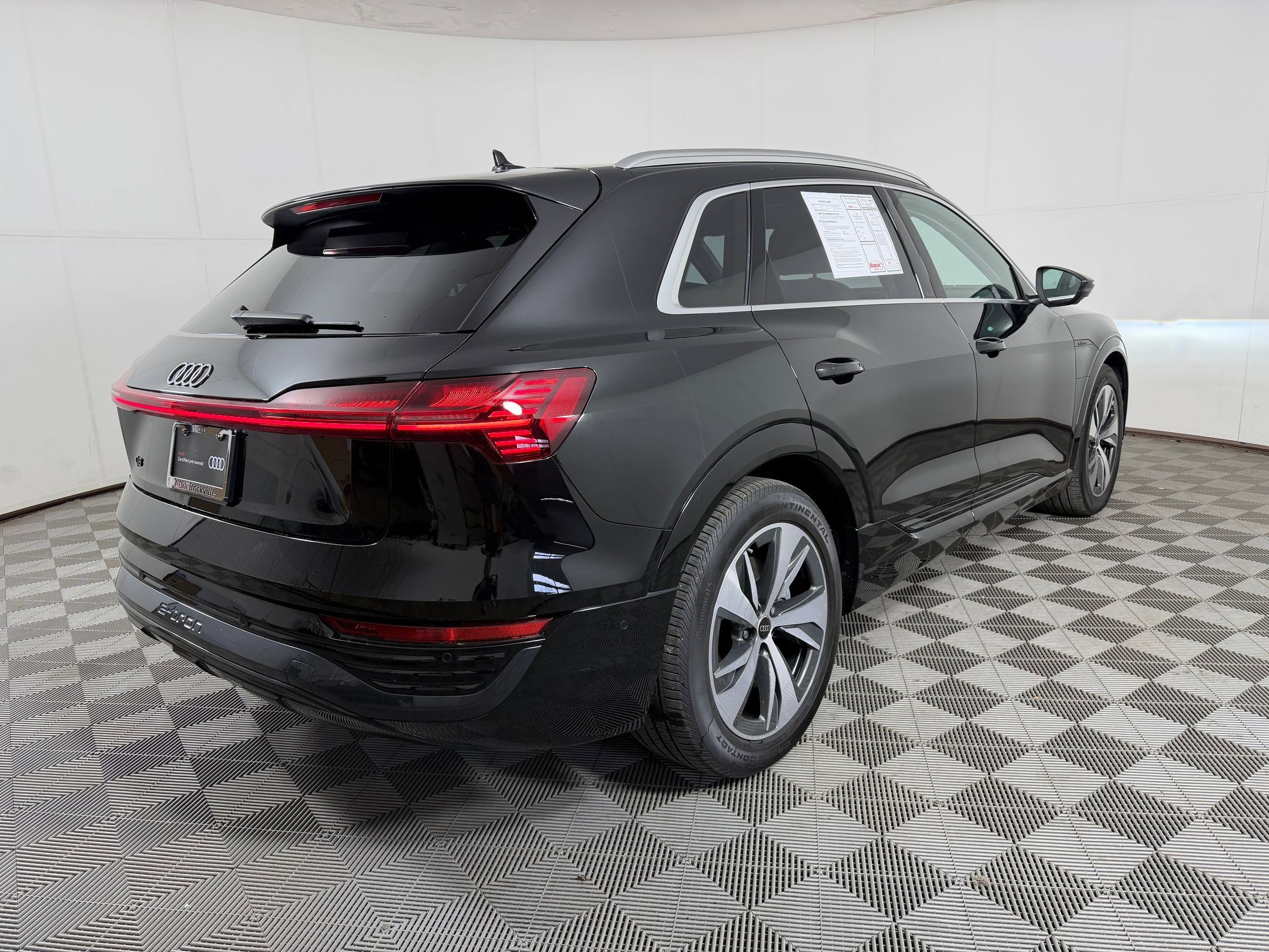 Used 2024 Audi Q8 e-tron Premium Plus w/ Premium Plus Package image 9