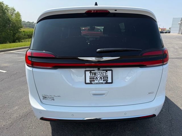 New 2026 Chrysler Pacifica Select image 5