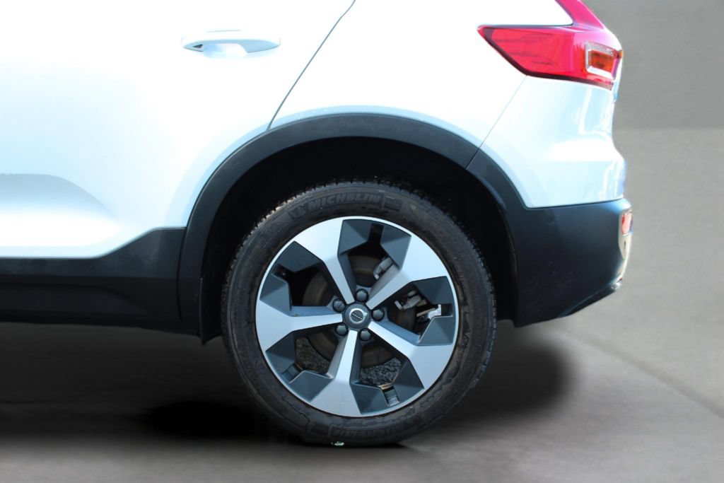 Certified 2025 Volvo XC40 B5 Plus AWD/4WD image 8