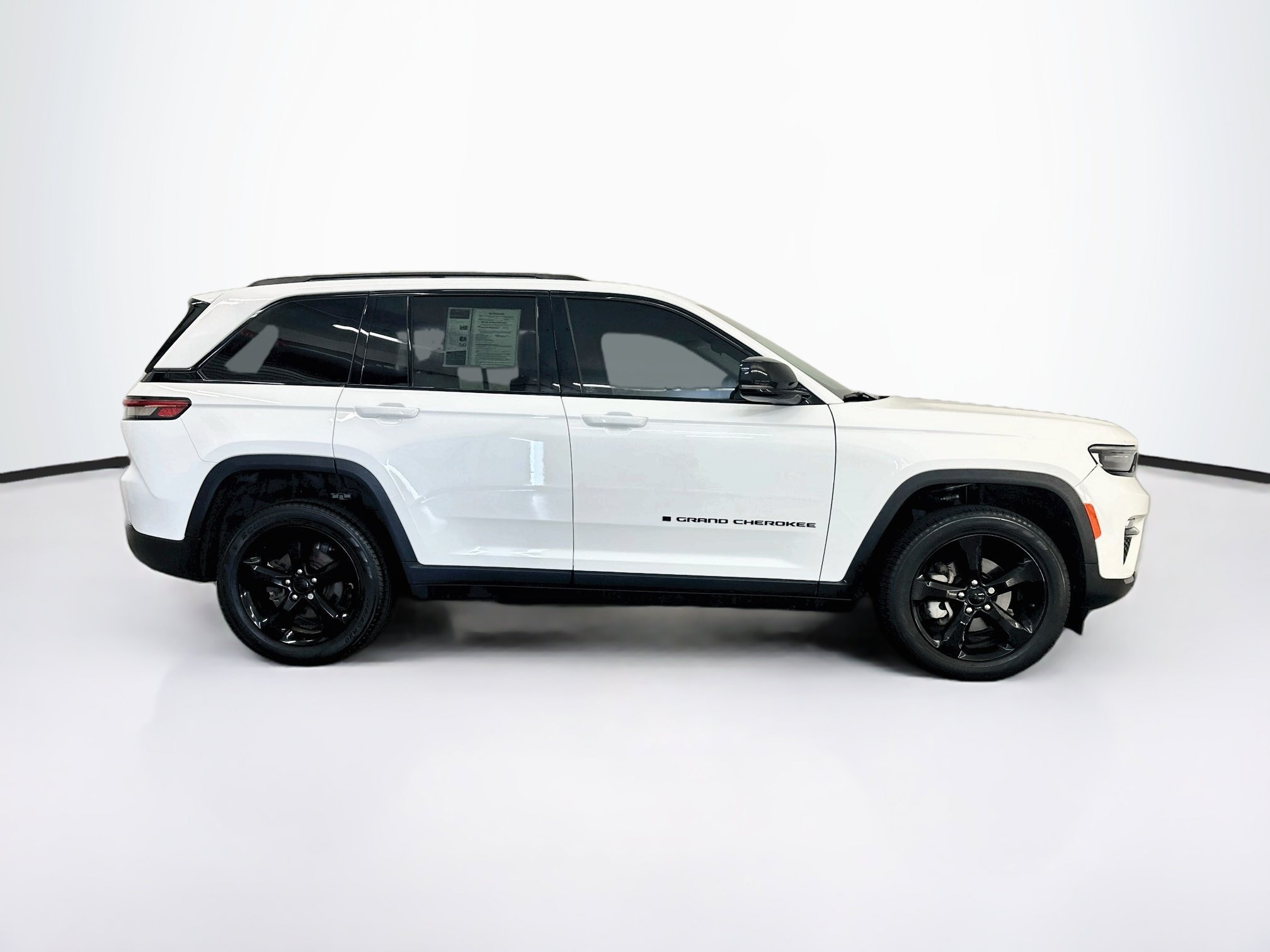 Used 2023 Jeep Grand Cherokee Limited w/ Black Appearance Package AWD/4WD image 10