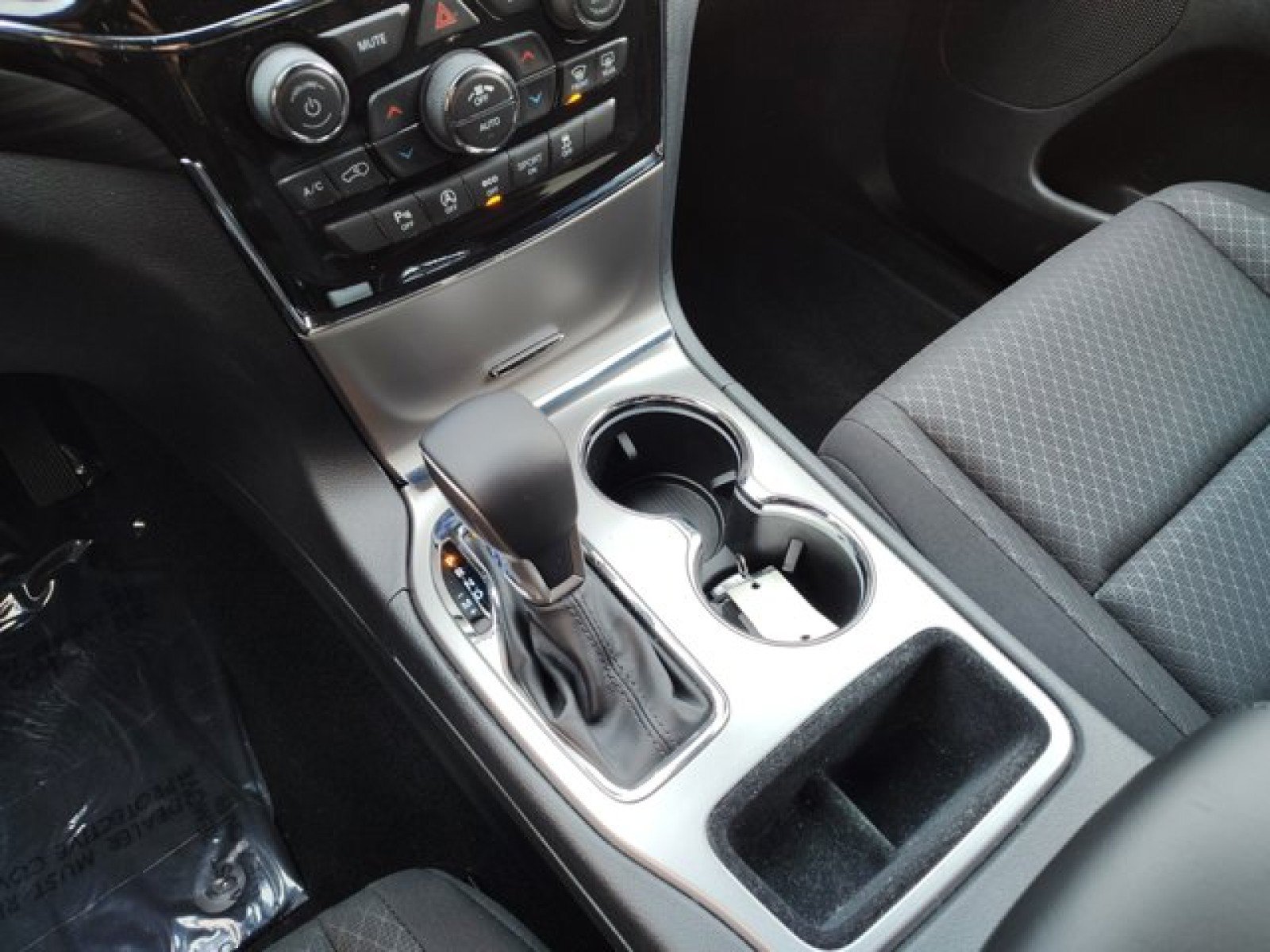 Used 2022 Jeep Grand Cherokee Laredo E AWD/4WD image 13