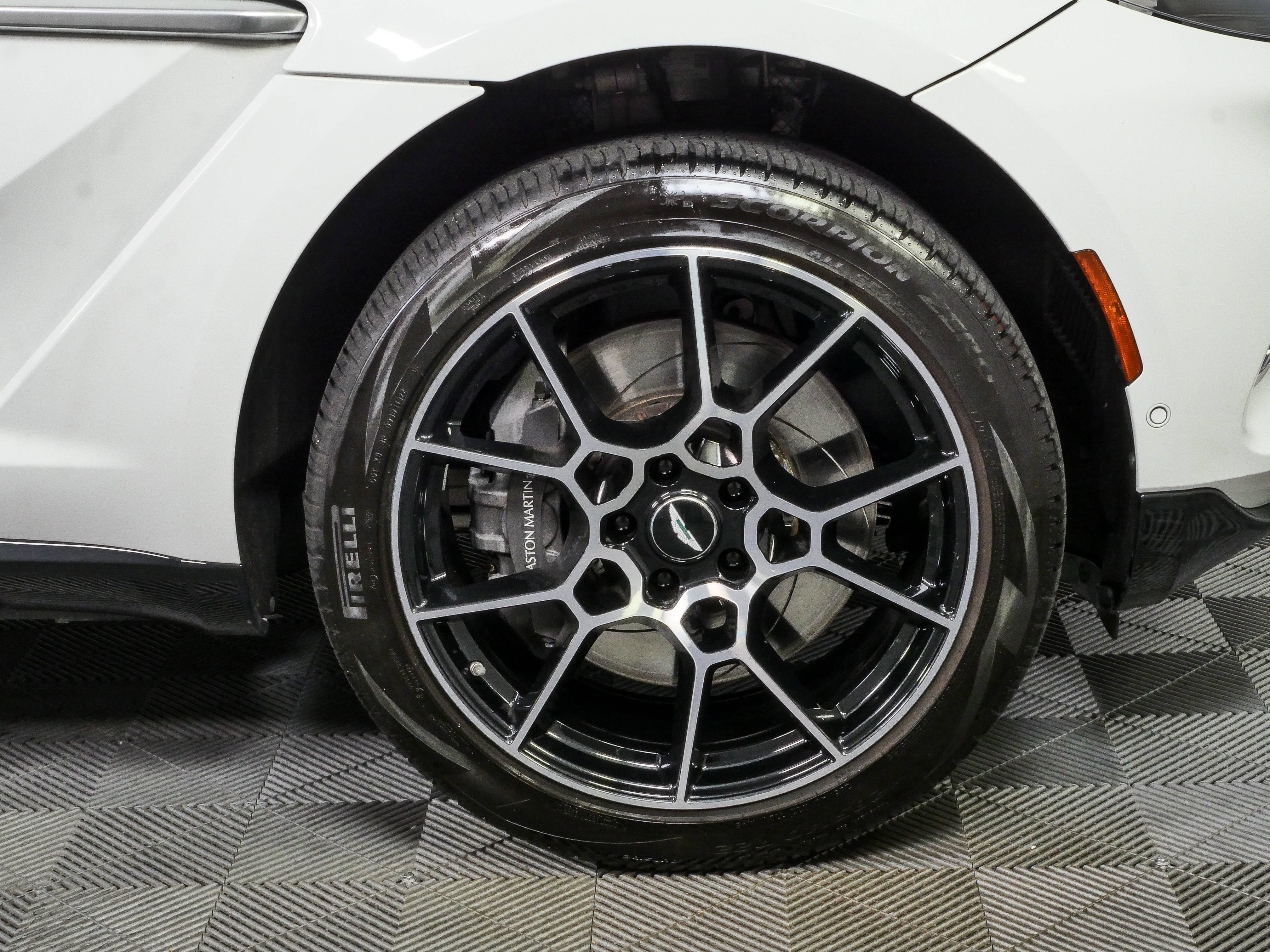 Used 2021 Aston Martin DBX AWD/4WD image 39