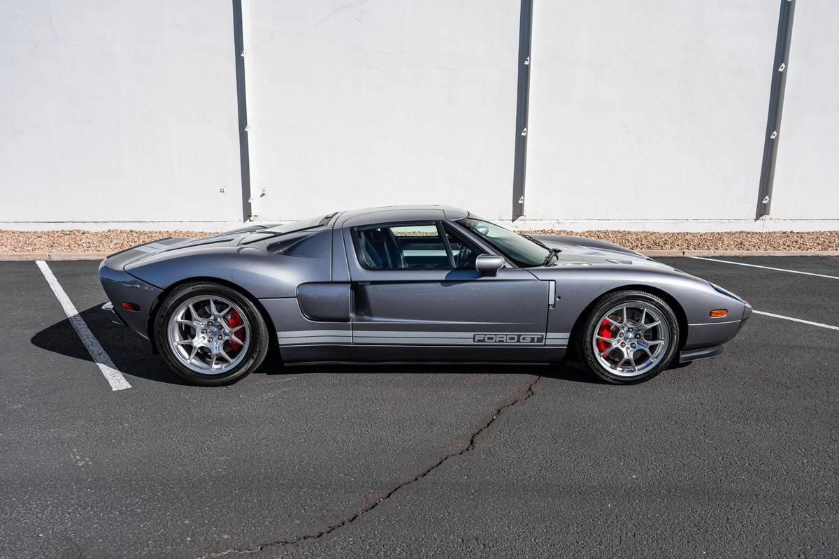 Used 2006 Ford GT RWD image 8