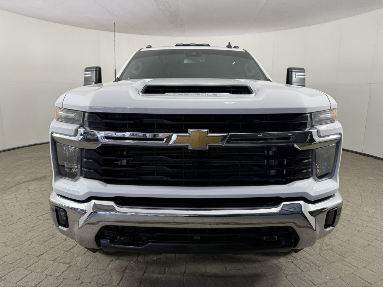 Used 2025 Chevrolet Silverado 3500 LT AWD/4WD image 2