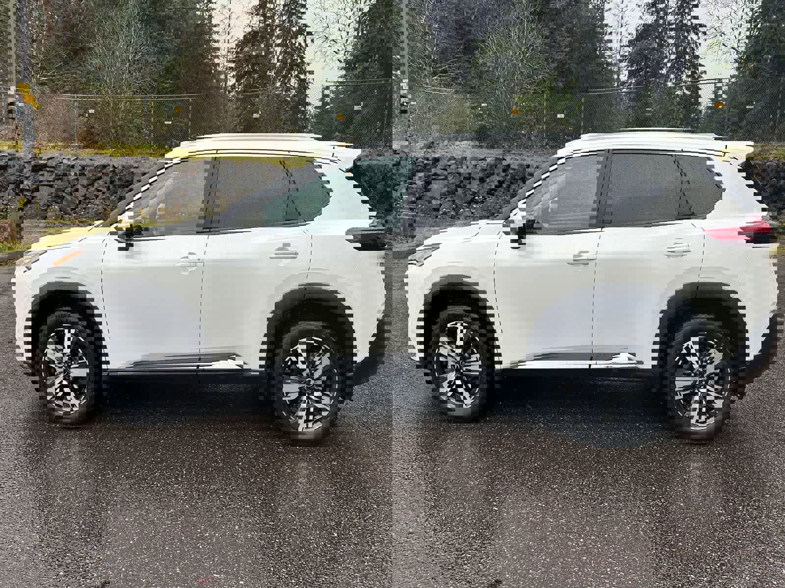 Used 2023 Nissan Rogue SL w/ SL Premium Package image 2