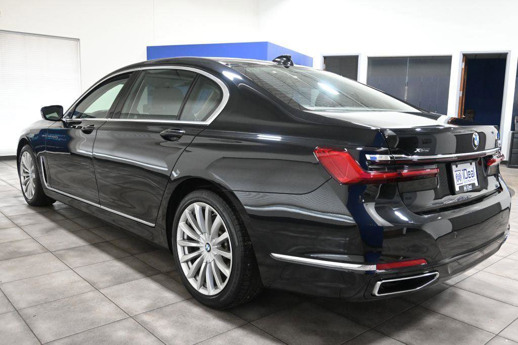 Used 2020 BMW 740i xDrive w/ Premium Package image 2
