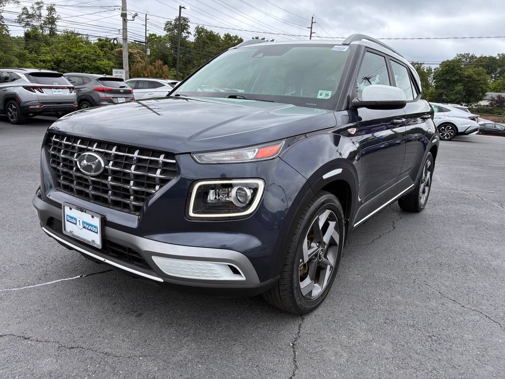 Used 2021 Hyundai Venue FWD image 3