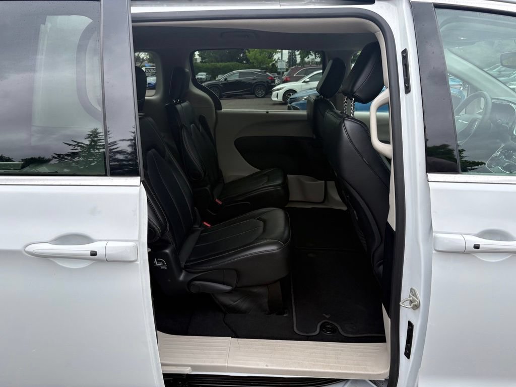 Used 2024 Chrysler Pacifica Touring-L FWD image 23
