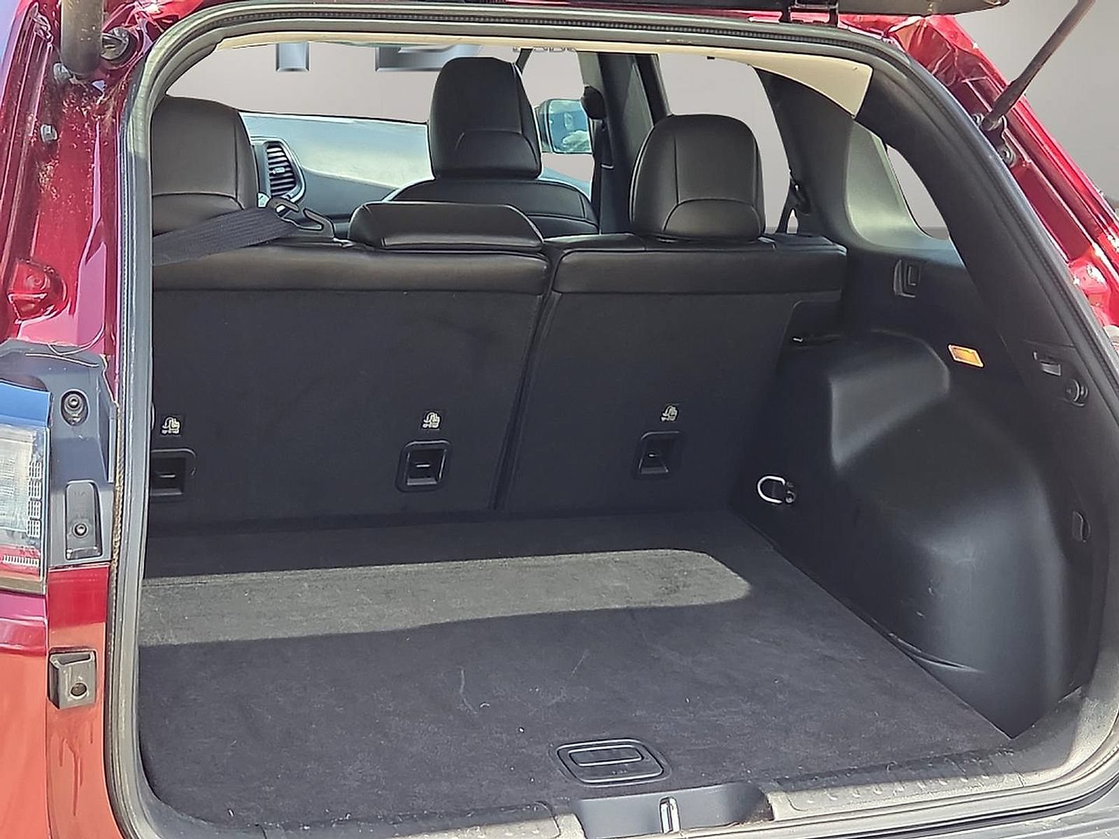 Used 2019 Jeep Cherokee Latitude Plus w/ Comfort/Convenience Group FWD image 8