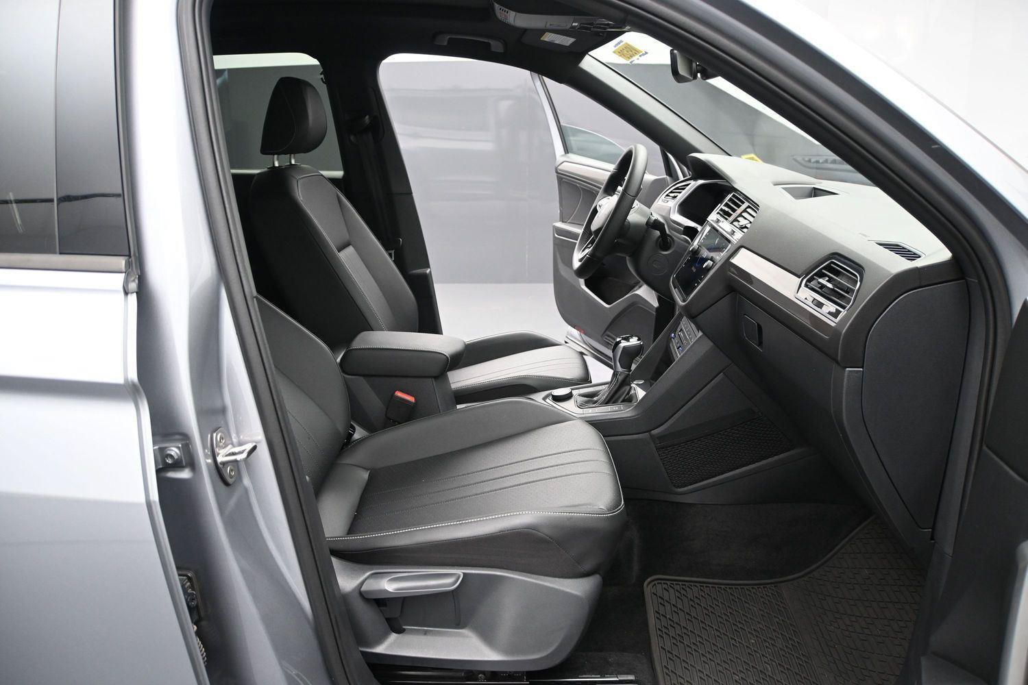 Used 2024 Volkswagen Tiguan SE R-Line AWD/4WD image 14