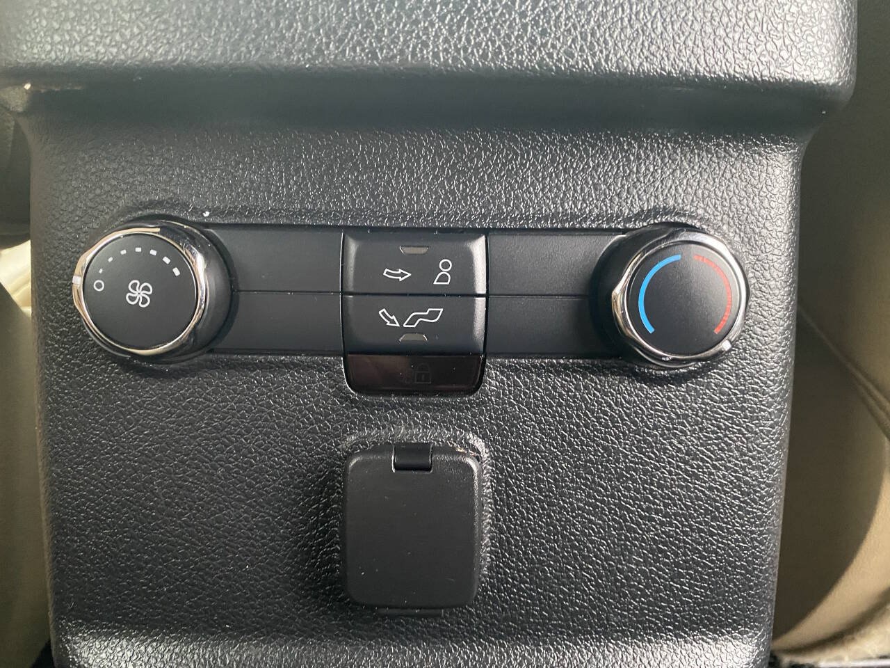 Used 2017 Ford Explorer XLT w/ Equipment Group 202A AWD/4WD image 29