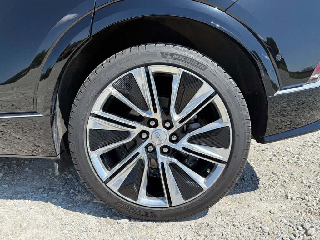 Certified 2025 Cadillac Lyriq Luxury AWD/4WD image 15