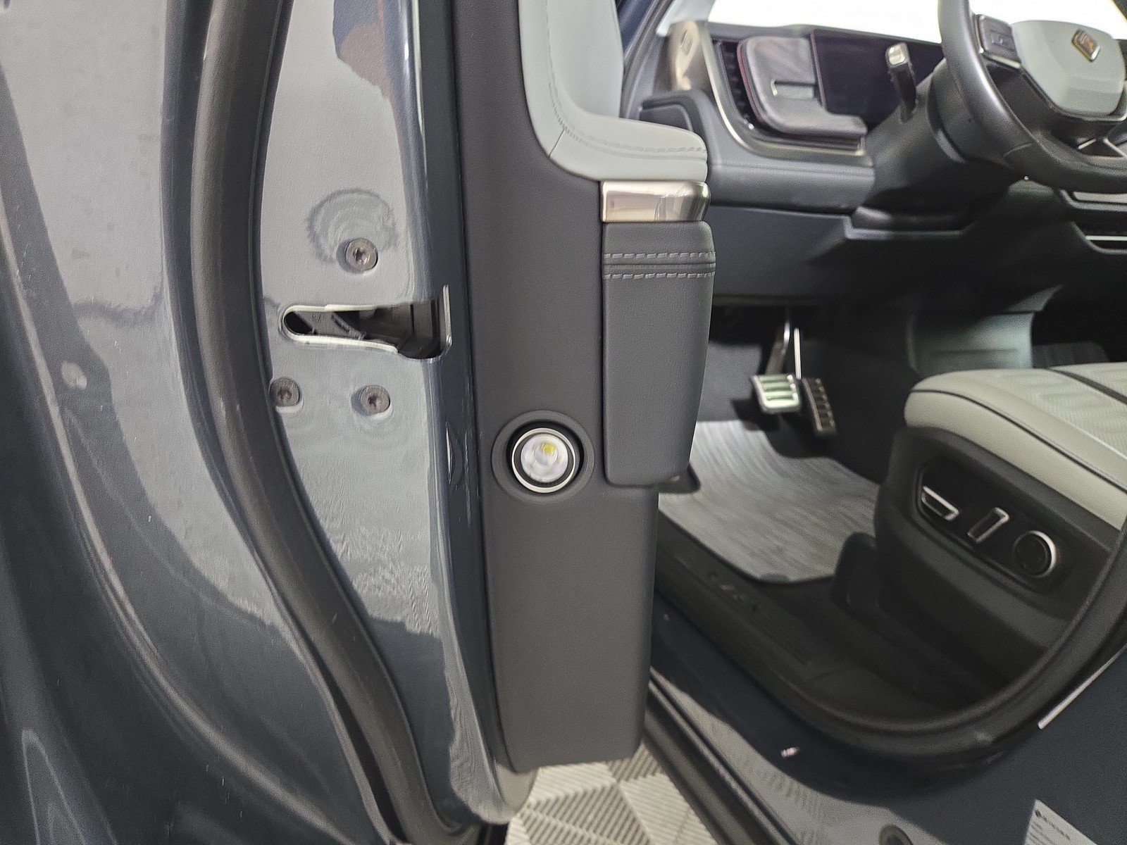 Used 2024 Rivian R1S Adventure AWD/4WD image 32