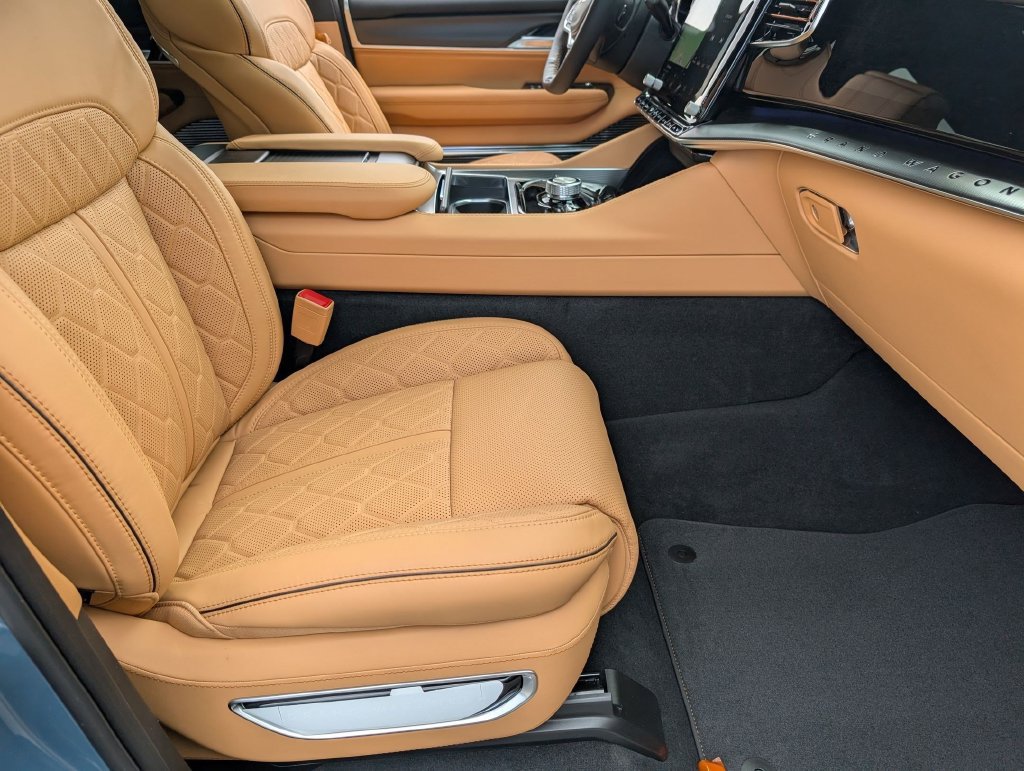 New 2026 Jeep Grand Wagoneer Summit AWD/4WD image 32