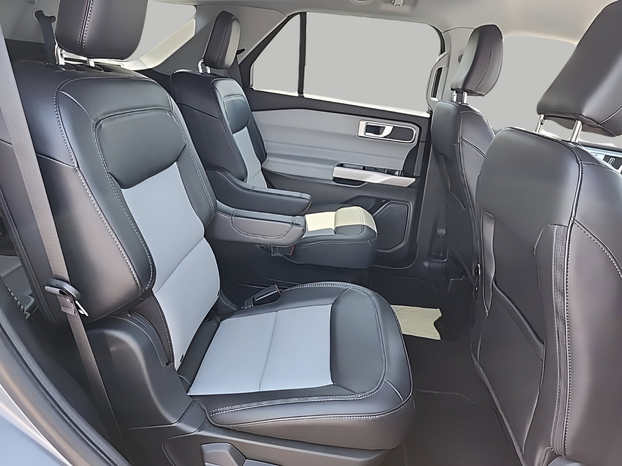 Used 2023 Ford Explorer XLT w/ Equipment Group 202A AWD/4WD image 4