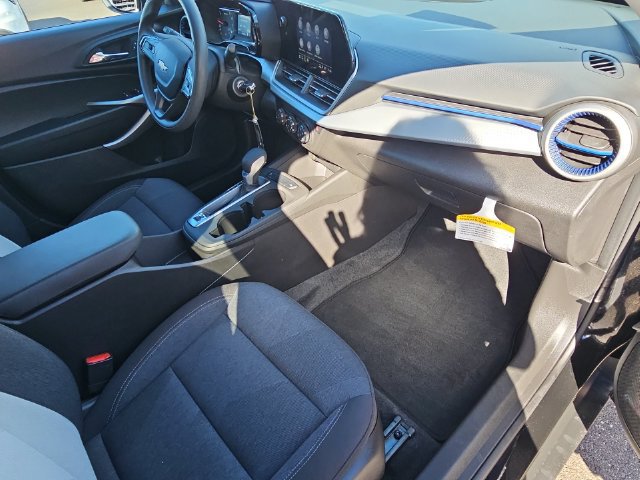 Used 2025 Chevrolet Trax LS w/ LS Convenience Package FWD image 38