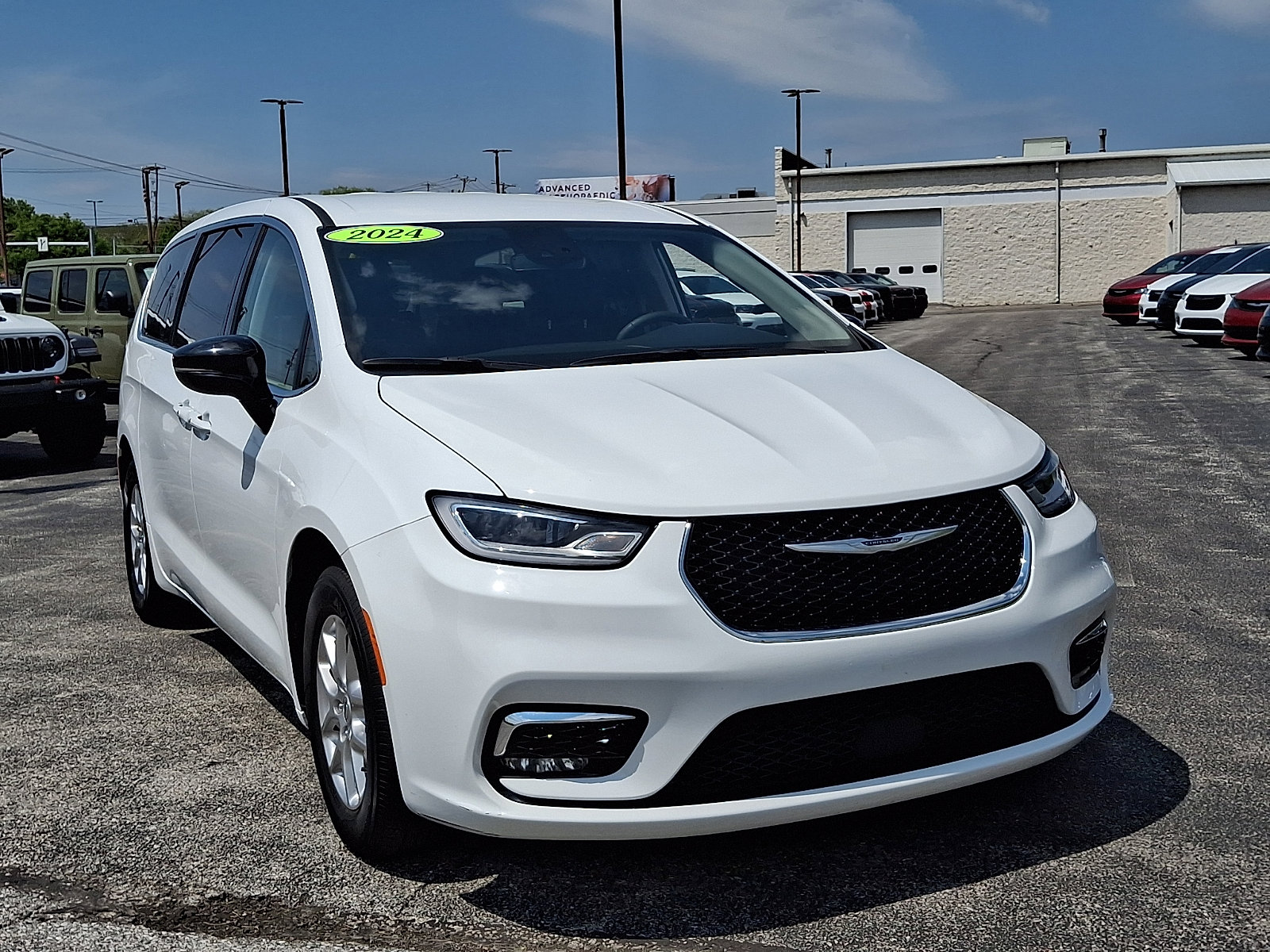 Used 2024 Chrysler Pacifica Touring-L FWD image 3