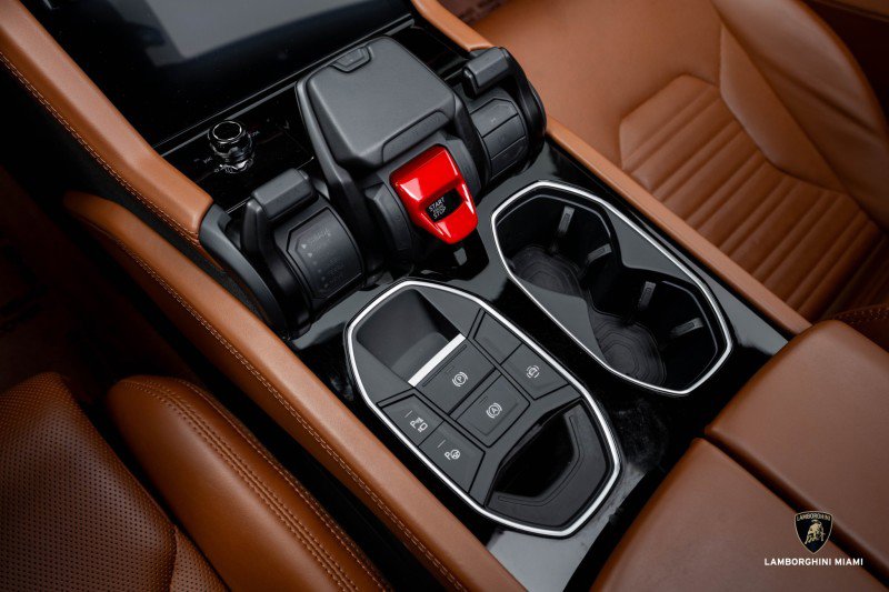 Used 2025 Lamborghini Urus SE image 27