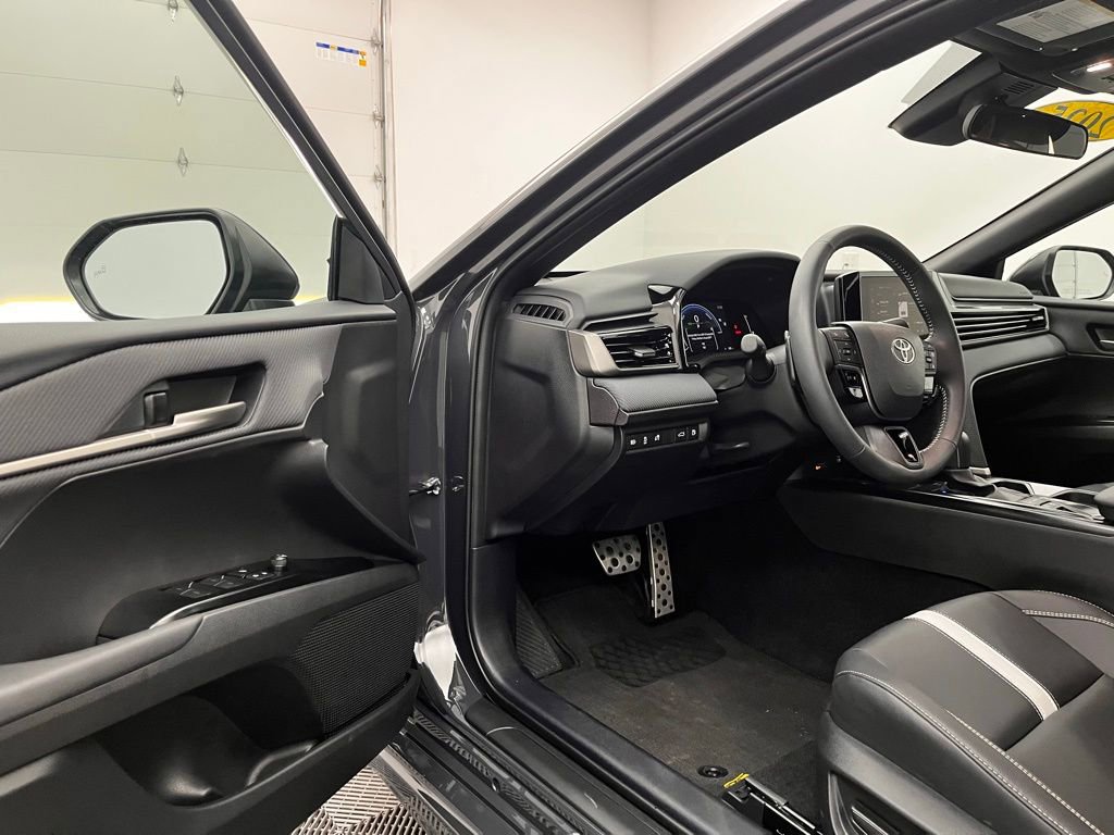 Used 2025 Toyota Camry SE image 16