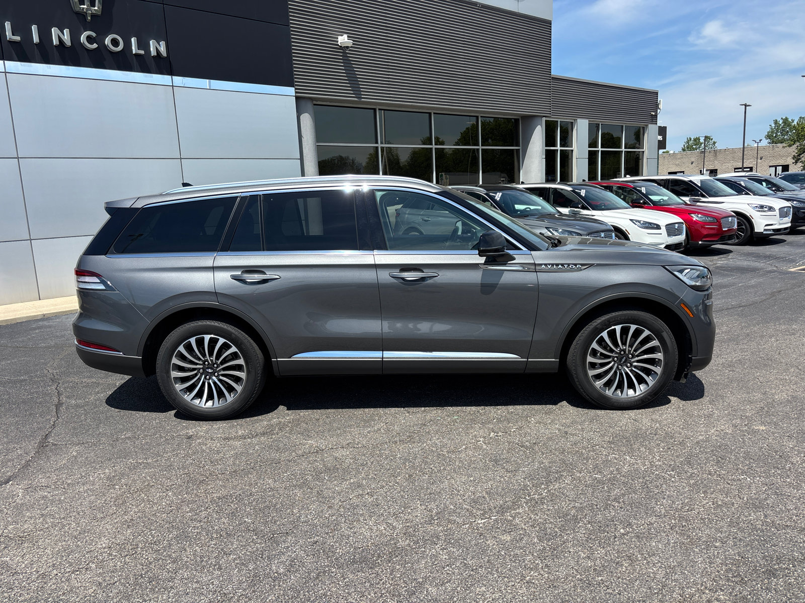 Used 2023 Lincoln Aviator Reserve w/ Elements Package Plus AWD/4WD image 8