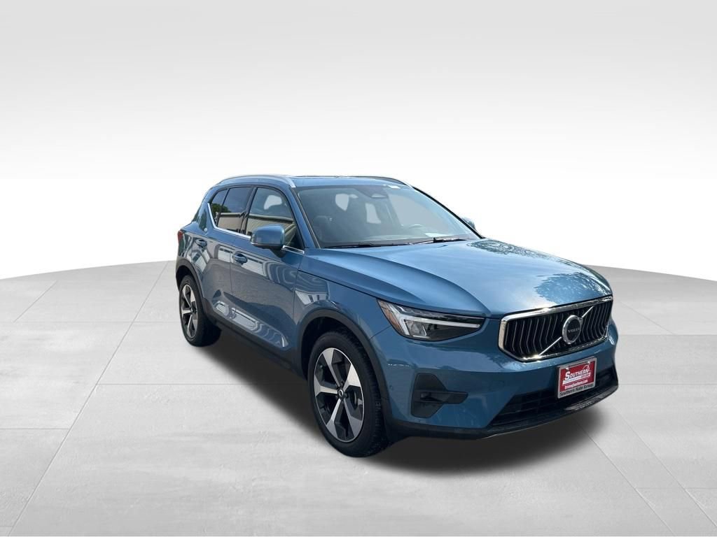 Used 2025 Volvo XC40 B5 Plus AWD/4WD image 7