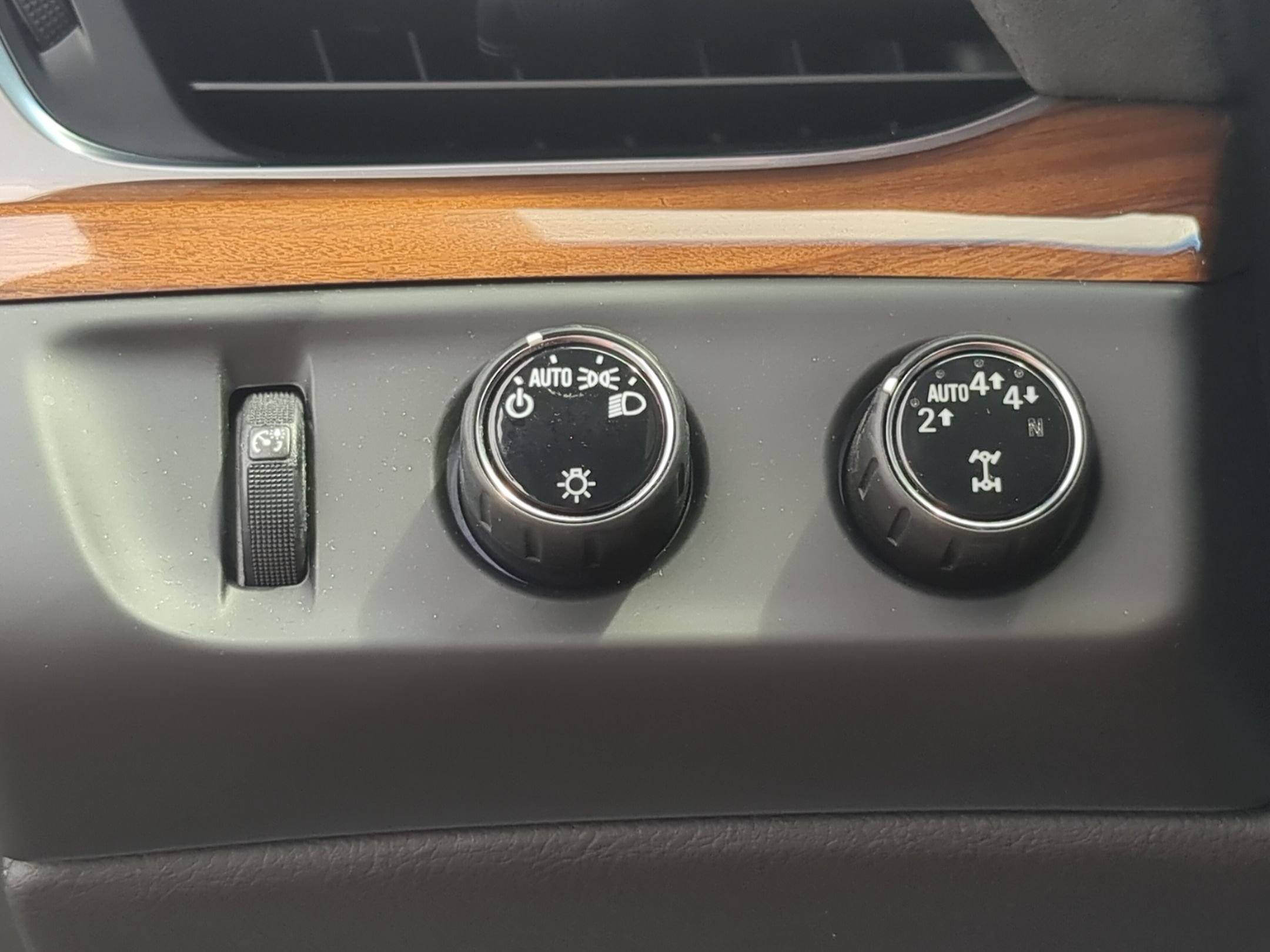 Certified 2020 Cadillac Escalade Luxury AWD/4WD image 16