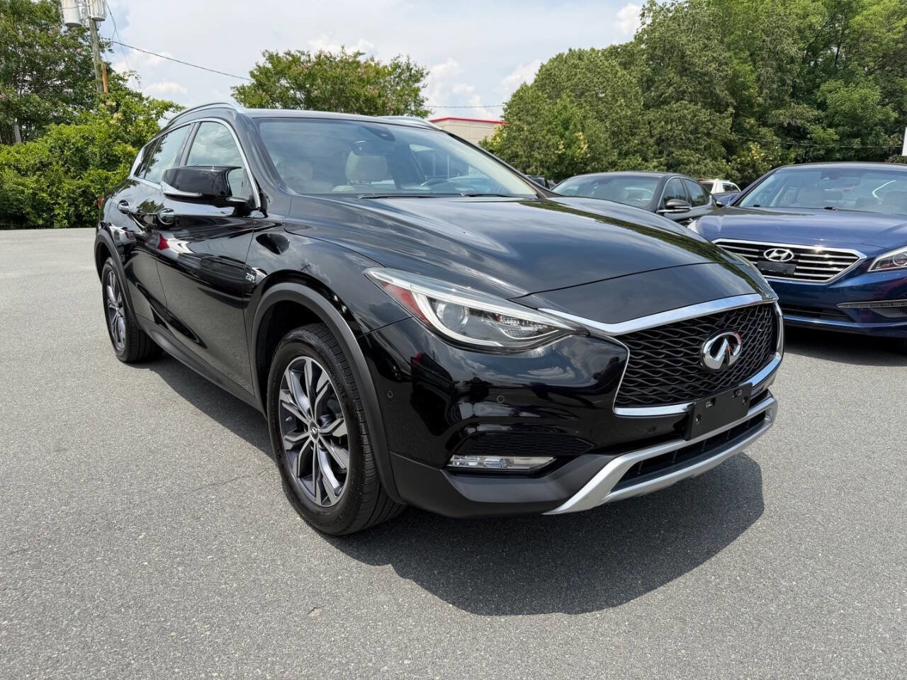 Used 2017 INFINITI QX30 Premium w/ Navigation Package AWD/4WD image 3