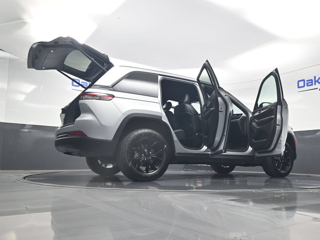 Used 2024 Jeep Grand Cherokee Altitude RWD image 58