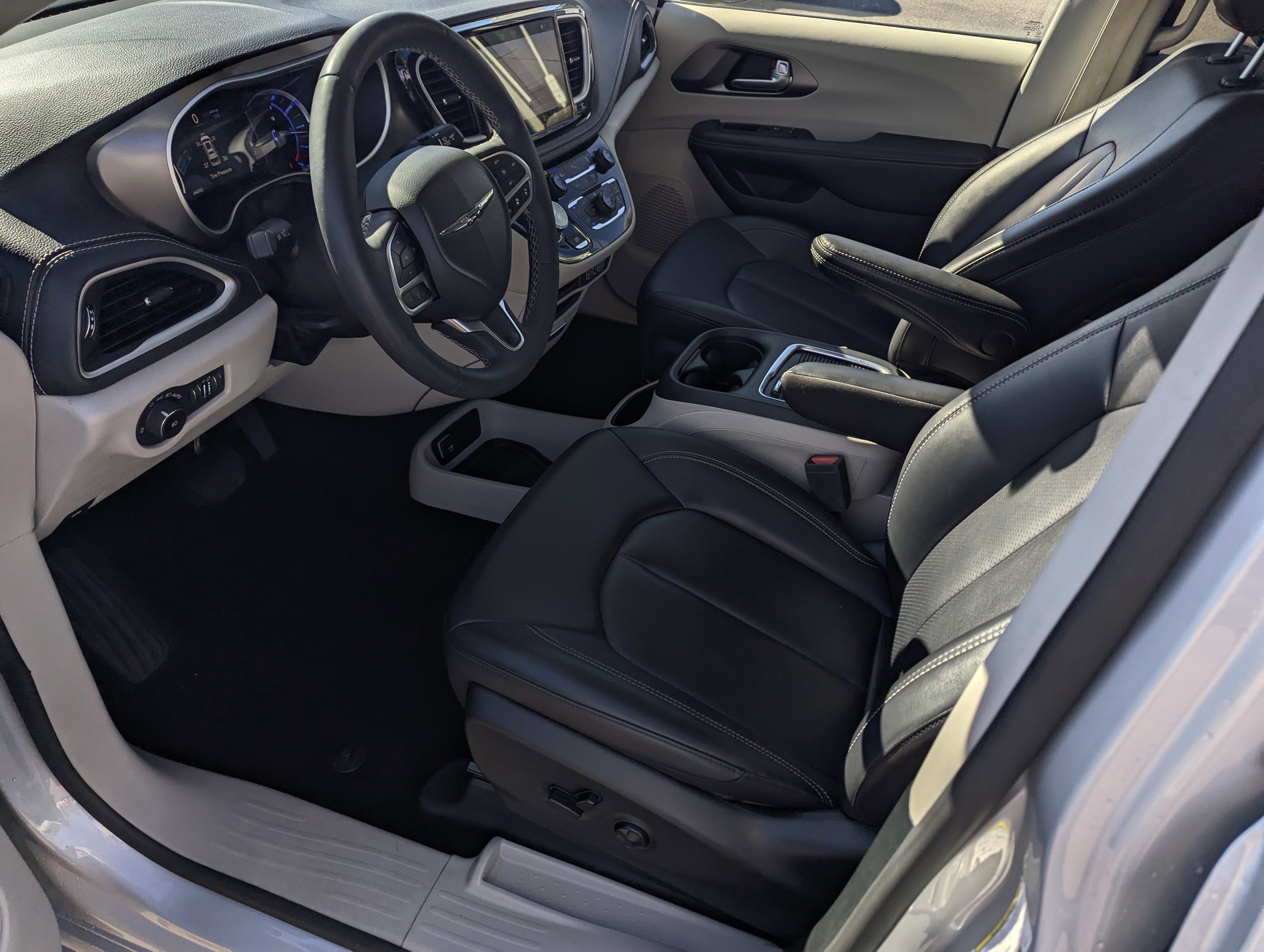 Used 2024 Chrysler Pacifica Select image 9