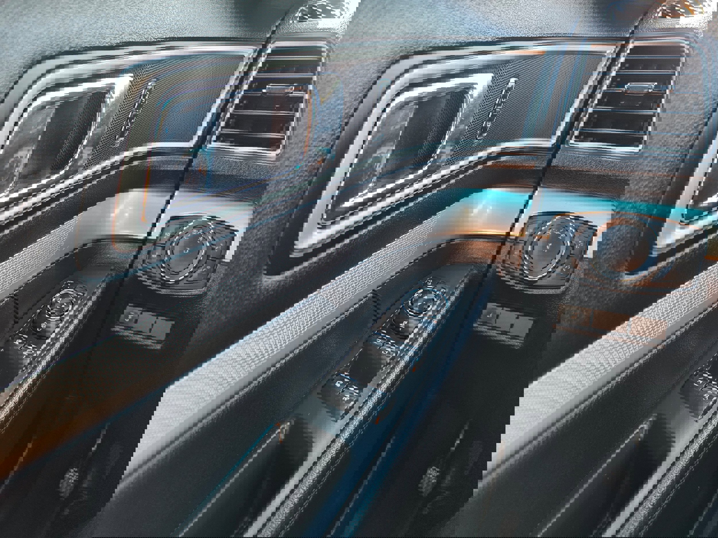 Used 2017 Ford Explorer XLT w/ Equipment Group 202A AWD/4WD image 19