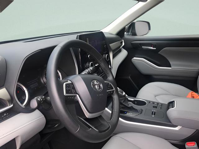 Used 2026 Toyota Highlander XLE image 19