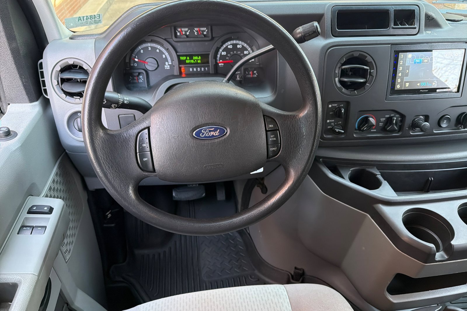 Used 2011 Ford E-350 and Econoline 350 XLT image 14